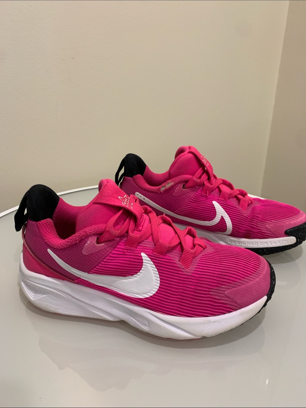 💥2/$18💥Nike Junior Girls Size 13 Hot Pink and White Running Sneakers